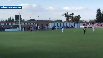 Un gardien offre le titre à son club d’une sublime volée à la 92e