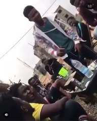 Ce jeune rappeur fait un remarquable freestyle. Ecoutez !