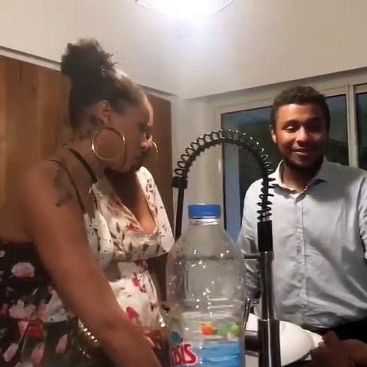 Voici le risque quand on laisse son portable avec sa petite amie. Regardez !