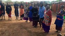 Cette touriste apprends des pas de danses Kényane. Regardez !