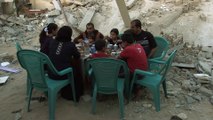 İsrail saldırısında evleri yıkılan Filistinli aile molozlar arasında iftar yapıyor - GAZZE