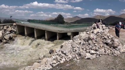 Hoşap Çayı taştı, köprü zarar gördü - VAN