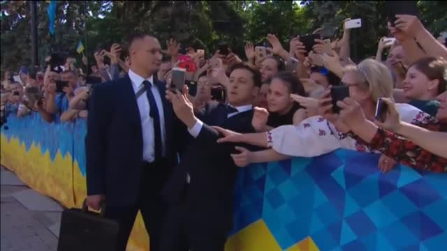 El hasta ahora actor cómico Volodímir Zelenski jura su cargo como nuevo presidente de Ucrania