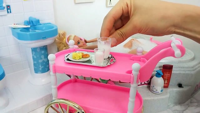 Barbie Bathroom Evening Routine Bath دمية باربي حمام دش Barbie Banho Chuveiro Rotina da noite | Karla D.