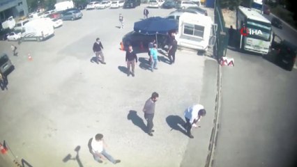 Hareket halindeki otomobile ön camdan atlayan polis kamerada