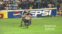 Martin Palermo festejando los goles convertidos en Boca Juniors 1999