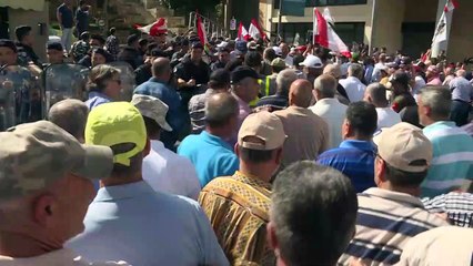 عسكريون متقاعدون يحاولون اقتحام مقر رئاسة الحكومة اللبنانية رفضاً للمس برواتبهم