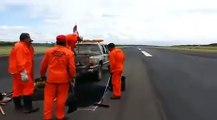 Cet avion a failli percuter la voiture sur la piste d'atterrissage (c'était moins une !)