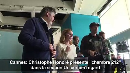 Cannes: "C'est un sujet sérieux l'amour!" (Christophe Honoré)