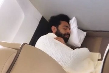 لاعب ليفربول ينشر موقف طريفًا لمحمد صلاح في طائرة خاصة