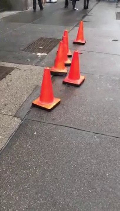 Toy Story dans la vraie vie... Quand le vent donne vie à des cônes plastique