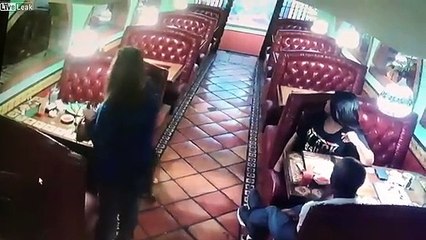 Une cliente vient voler les pourboires sur la table d'à côté au restaurant ! Prise en flagrant délit