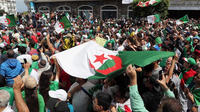 عسكر الجزائر يخشون الفراع الدستوري والمدنيون يخشون الفخ الدستوري