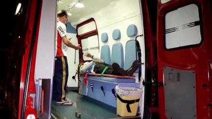 Jovens ficam feridos em colisão entre carro e moto no Santo Onofre