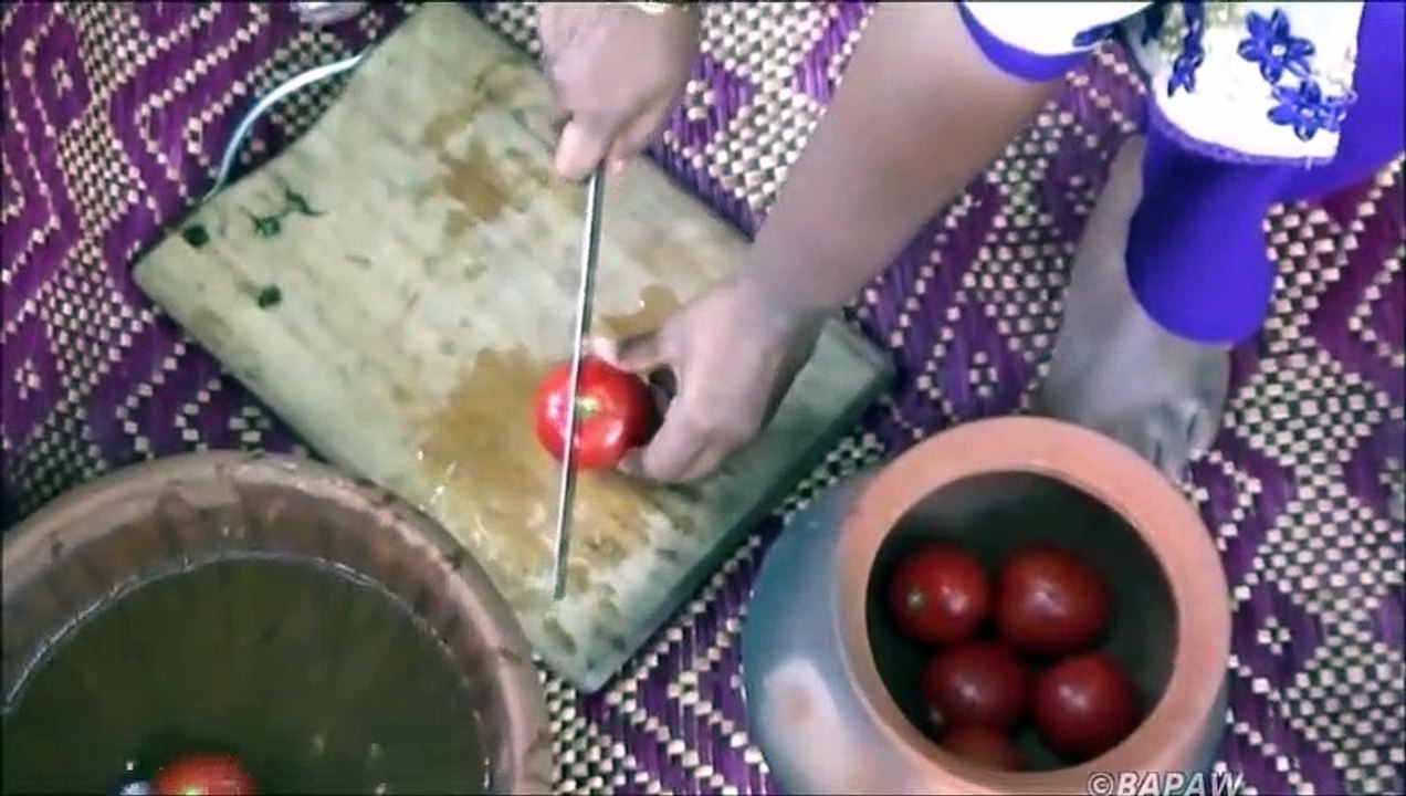 Village des Aliments - Village de Poulet Style de Pain Pizza préparée par la Petite Fille de la Maman