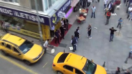 Sokak ortasında sandalyeler havada uçuştu