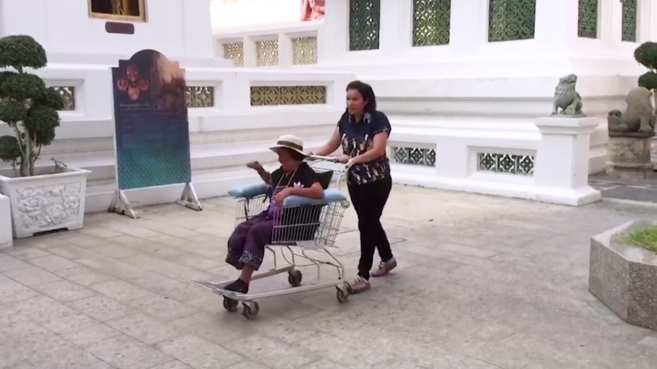 Shopping trolleys turned into wheelchairs helps poor Thai pensioners
