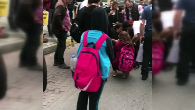 Genç kız kapısı açık minibüsten böyle düştü