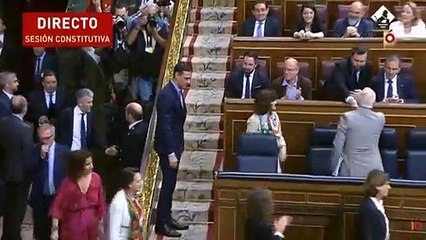 Sánchez saluda a Abascal a su llegada al Congreso de los Diputados