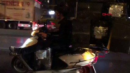 Trafikte motosikletle 8 büyük koli taşıdı... O anlar kamerada