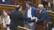 Los presos entran en el hemiciclo del Congreso y saludan a otros diputados