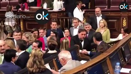Oriol Junqueras y Pedro Sánchez se saludan