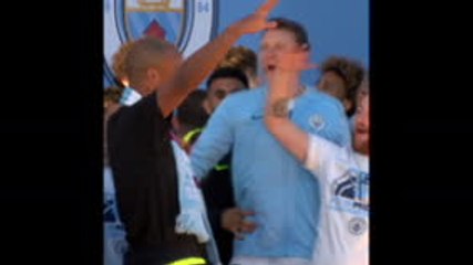 "I love you, I'm out" - Kompany mic drops in City victory parade