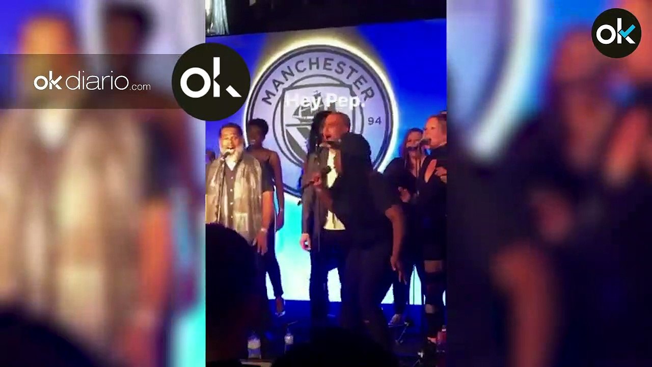 Guardiola también se animó en el escenario a ca...