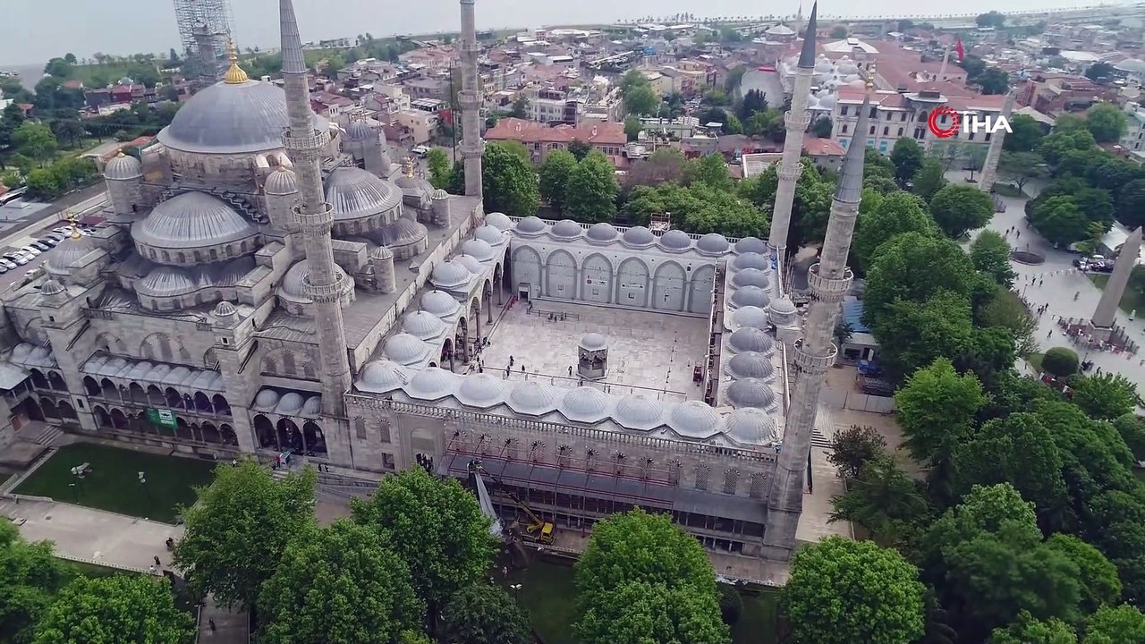 Sultanahmet Camii’nde camlar kırılarak restorasyon iskelesi kuruldu