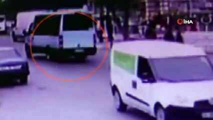 Genç kız kapısı açık minibüsten böyle düştü