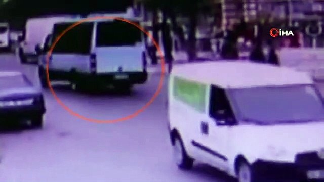Genç kız kapısı açık minibüsten böyle düştü