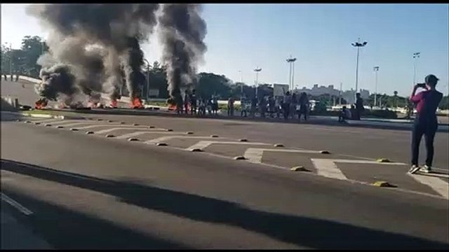 Moradores protestam na entrada da Vale, em Jardim Camburi