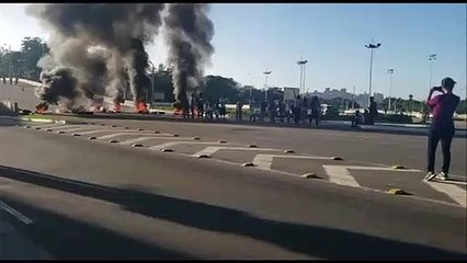 Moradores protestam na entrada da Vale, em Jardim Camburi