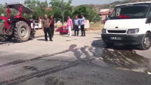 Gaziantep Nurdağı'nda, Tır ile Çarpışan Traktör İkiye Ayrıldı