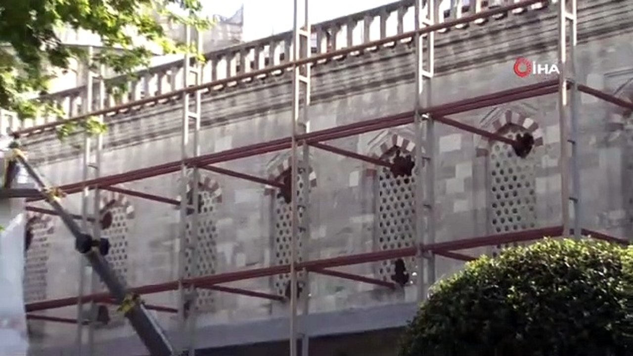 Sultanahmet Camii'nde camlar kırılarak restorasyon iskelesi kuruldu