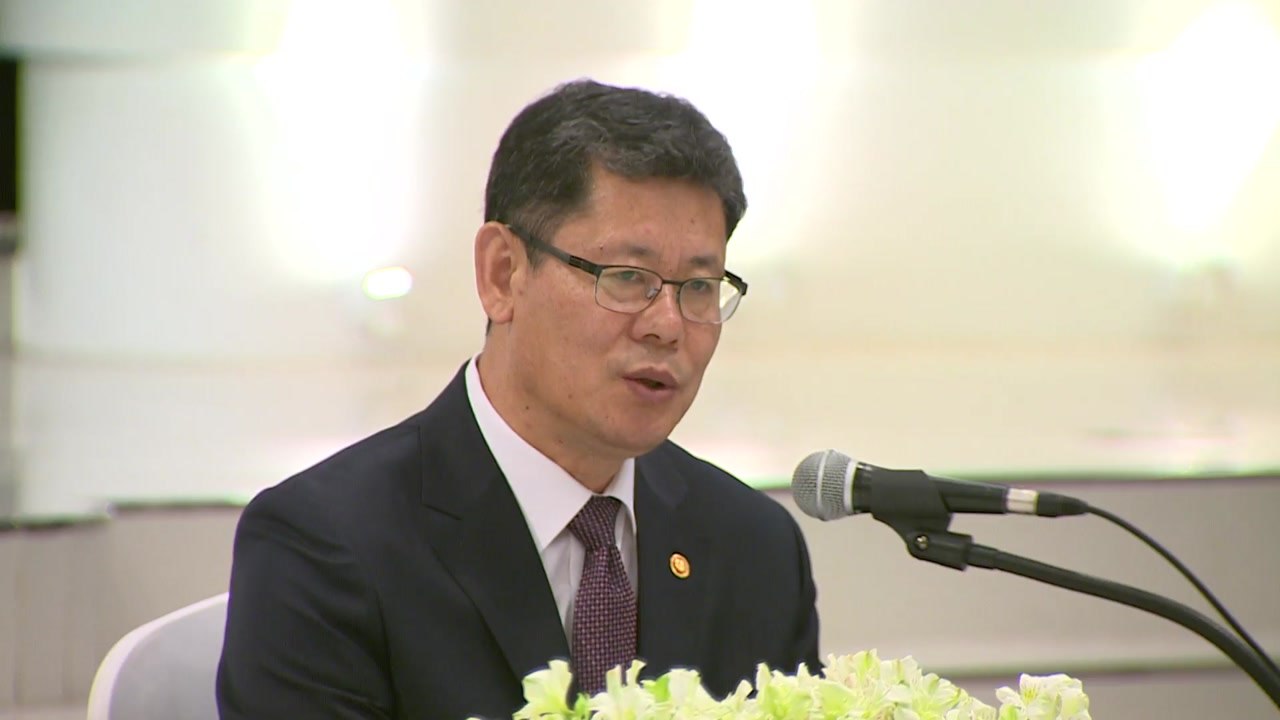 김연철 "배고픈 아이 정치 몰라...대화 재개 중요" / YTN