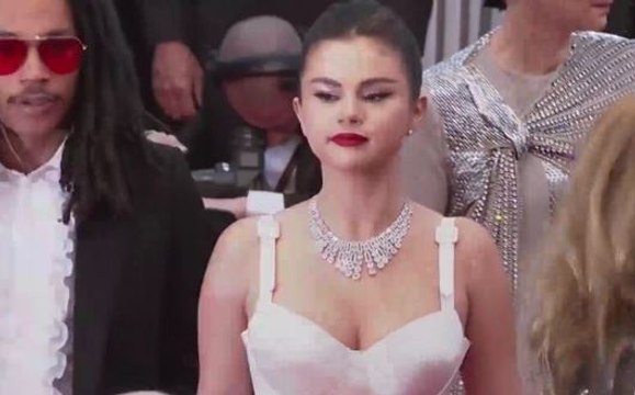 68 வயது நடிகரை திருமணம் செய்துகொள்ள 26 வயது நடிகை- வீடியோ