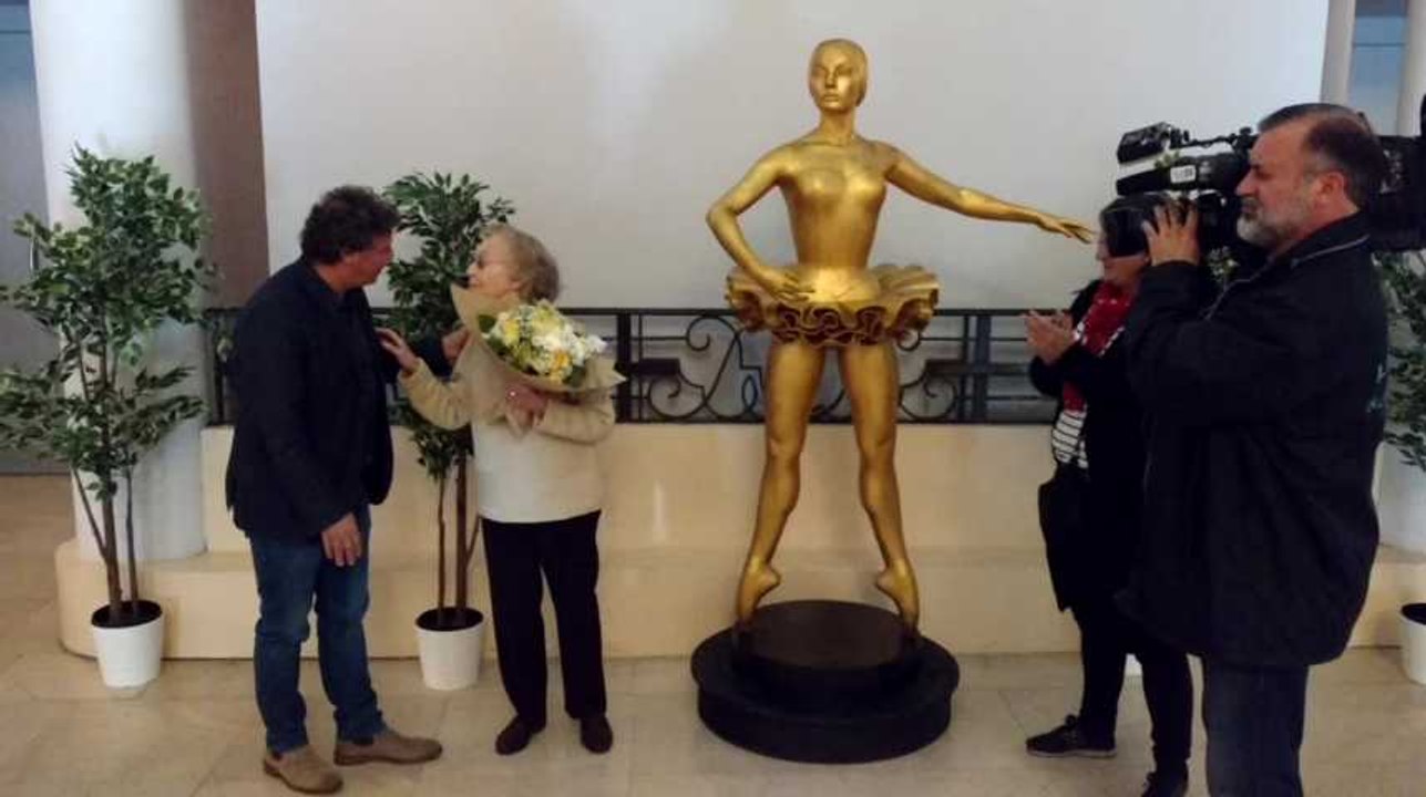 Au théâtre de Mons Renée Lemaire a retrouvé son TUTU de sa jeunesse.. Vidéo Éric Ghislain