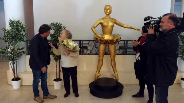 Au théâtre de Mons Renée Lemaire a retrouvé son TUTU de sa jeunesse.. Vidéo Éric Ghislain