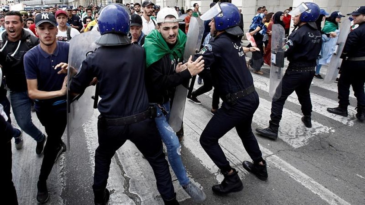 Police officer pushed off van after spraying tear gas at Algerian protesters [No Comment]