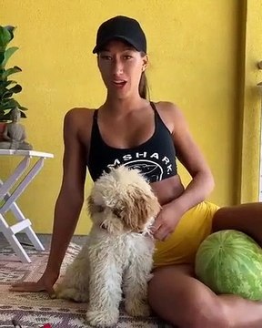 Elle tente le challenge de la pastèque mais ça ne se passe pas comme prévu