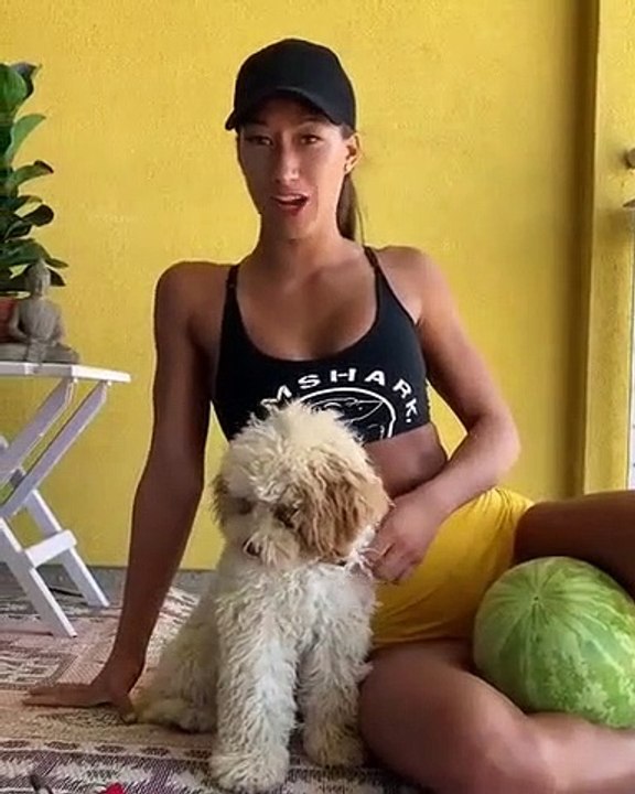 Elle tente le challenge de la pastèque mais ça ne se passe pas comme prévu