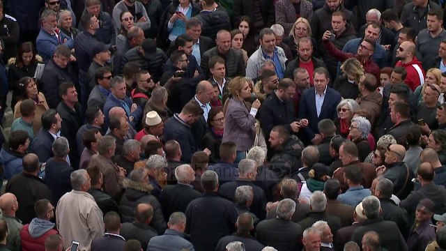Operatori i TCH lëndohet gjatë protestës marshim të opozitës - Top Channel Albania - News - Lajme