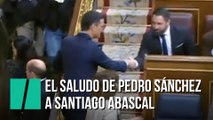 Pedro Sánchez da la mano a Santiago Abascal al entrar en el Congreso