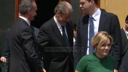 Lanë mandatet, kërkojnë paratë - Top Channel Albania - News - Lajme