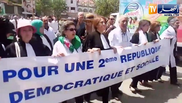 محامو وأطباء تيزي وزو يخرجون في مسيرة تحت شعار لا للإنتخابات ونعم لمرحلة إنتقالية يسيرها الشعب