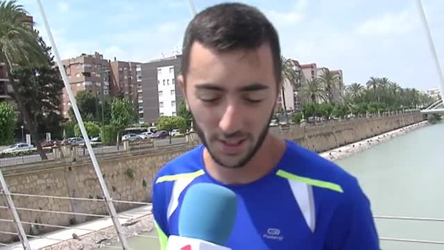 Una nutria se escapa del río Segura y corre por las calles de Murcia