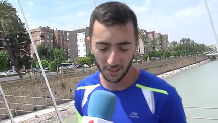 Una nutria se escapa del río Segura y corre por las calles de Murcia