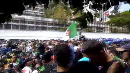 Cezayirli Öğrenciler Sokaklara Döküldü