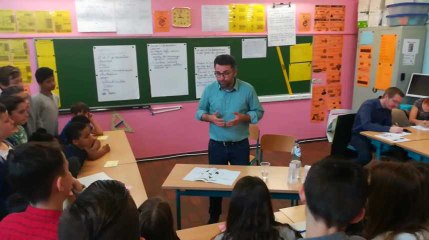 Charleroi: Christophe Clersy (Ecolo) face aux enfants de 6e primaire de Jumet Heigne